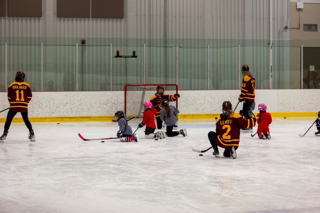 Des étoiles dans les yeux des jeunes hockeyeuses