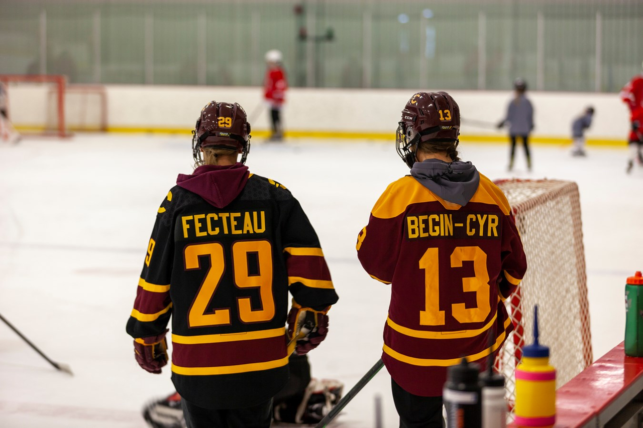 Des étoiles dans les yeux des jeunes hockeyeuses