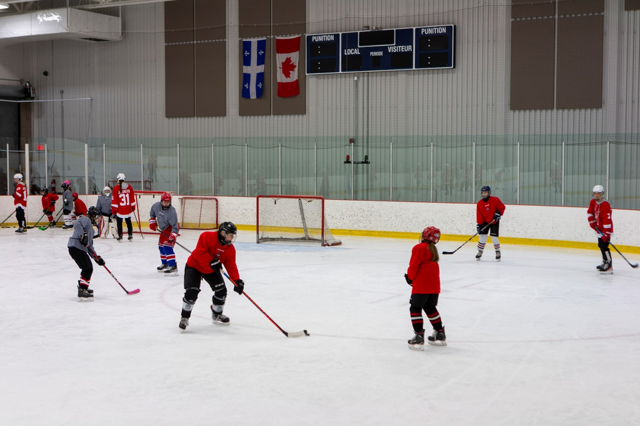 Des étoiles dans les yeux des jeunes hockeyeuses