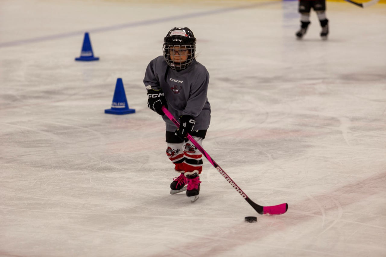 Des étoiles dans les yeux des jeunes hockeyeuses