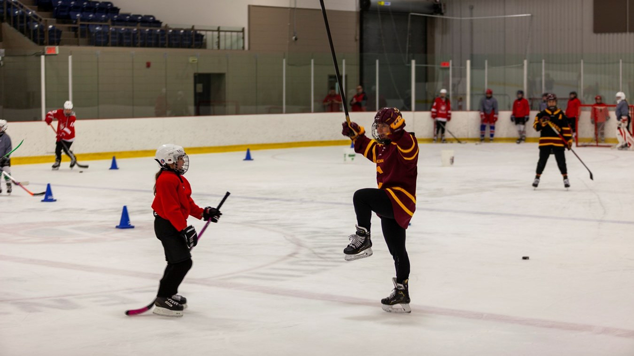 Des étoiles dans les yeux des jeunes hockeyeuses