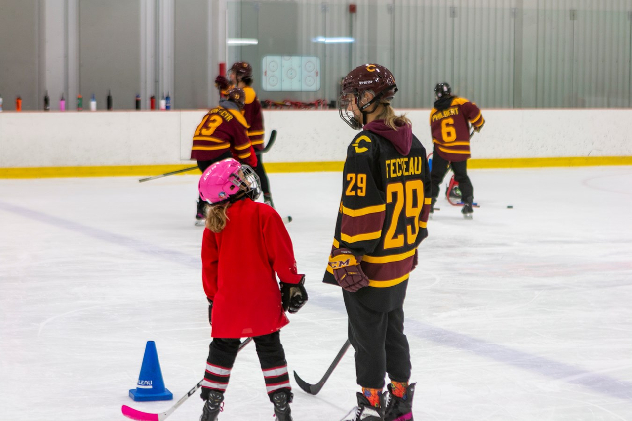 Des étoiles dans les yeux des jeunes hockeyeuses