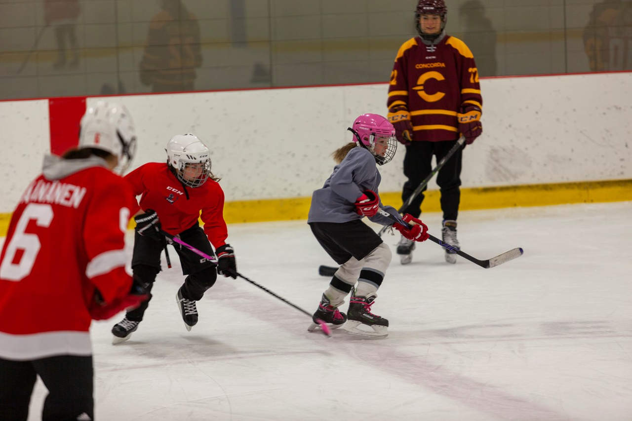 Des étoiles dans les yeux des jeunes hockeyeuses