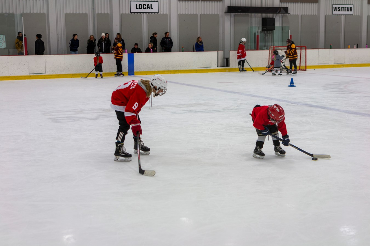 Des étoiles dans les yeux des jeunes hockeyeuses