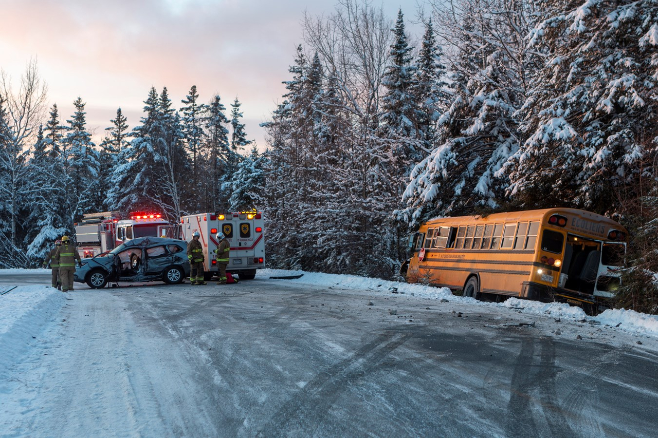 Une collision entre un autobus scolaire et un VUS à Saint-Philibert