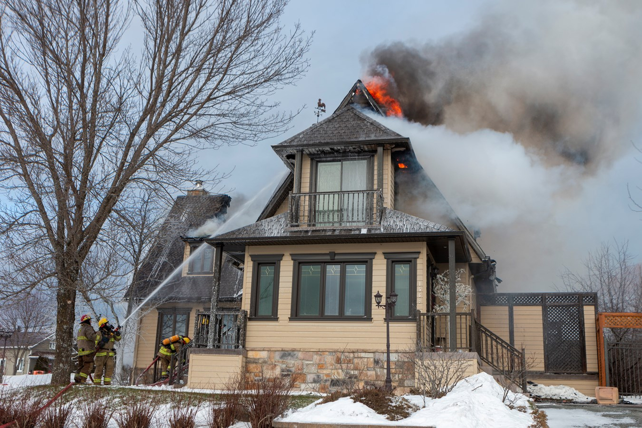 Saint-Côme-Linière: une résidence ravagée par les flammes à Noël