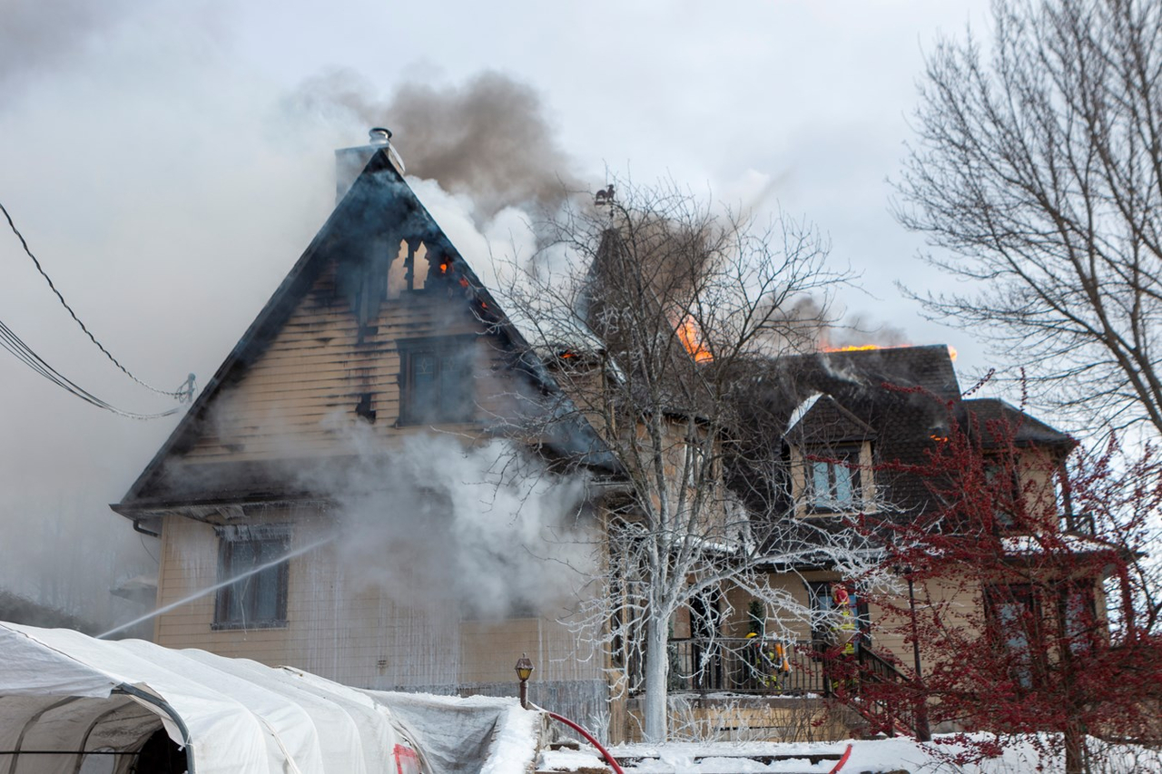 Saint-Côme-Linière: une résidence ravagée par les flammes à Noël