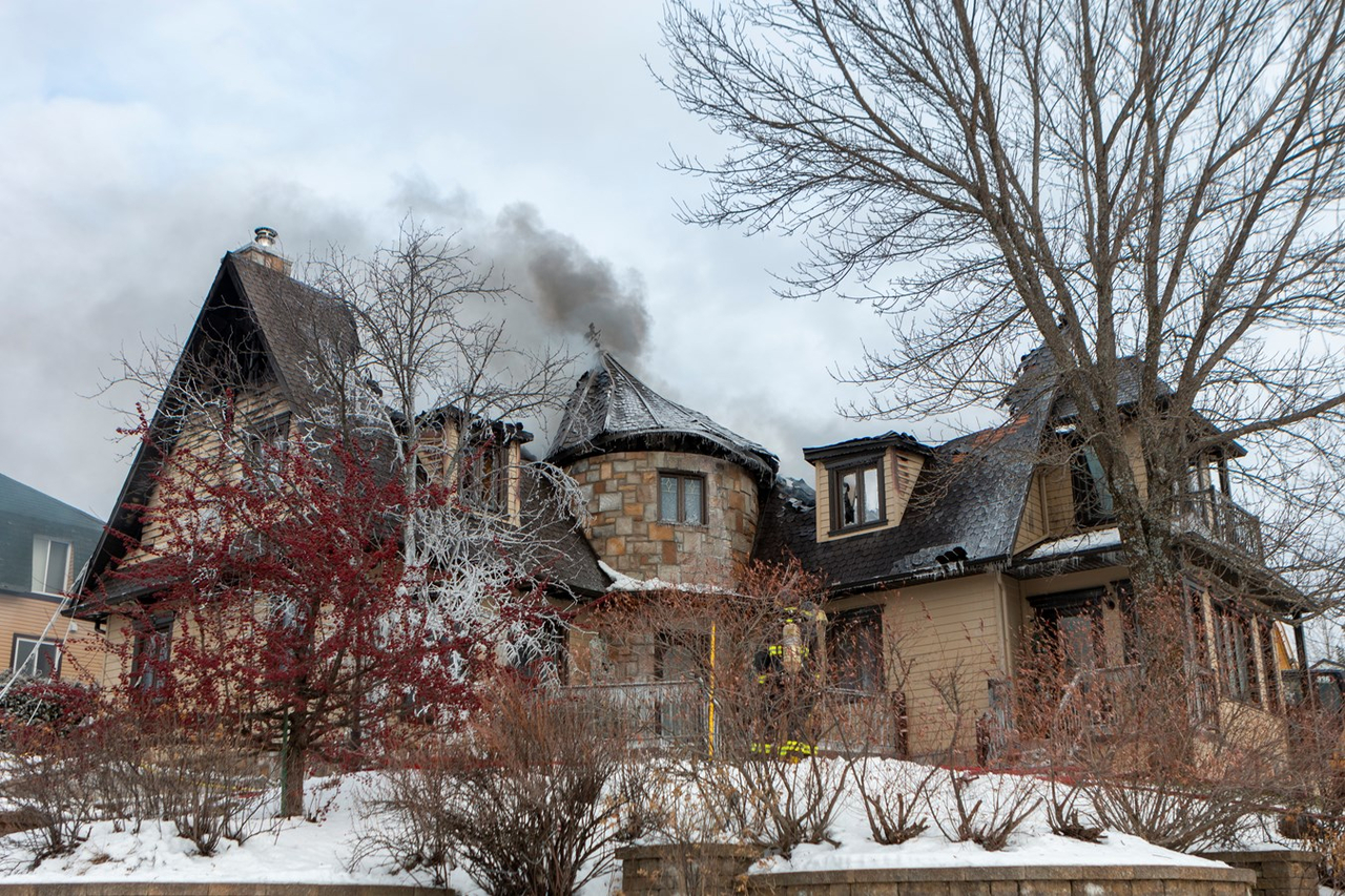 Saint-Côme-Linière: une résidence ravagée par les flammes à Noël