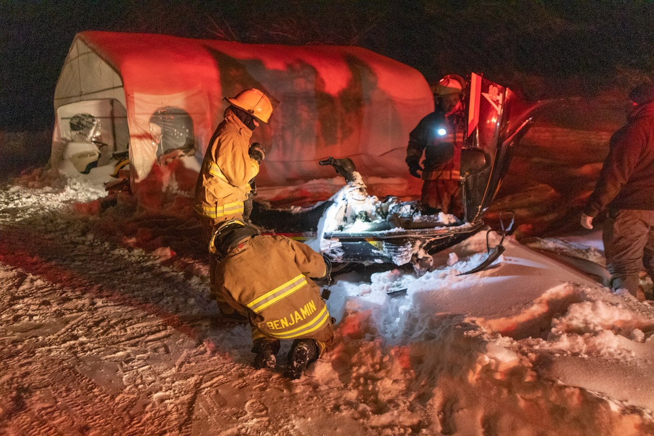 Un incendie de motoneige et une sortie de route cette fin de semaine