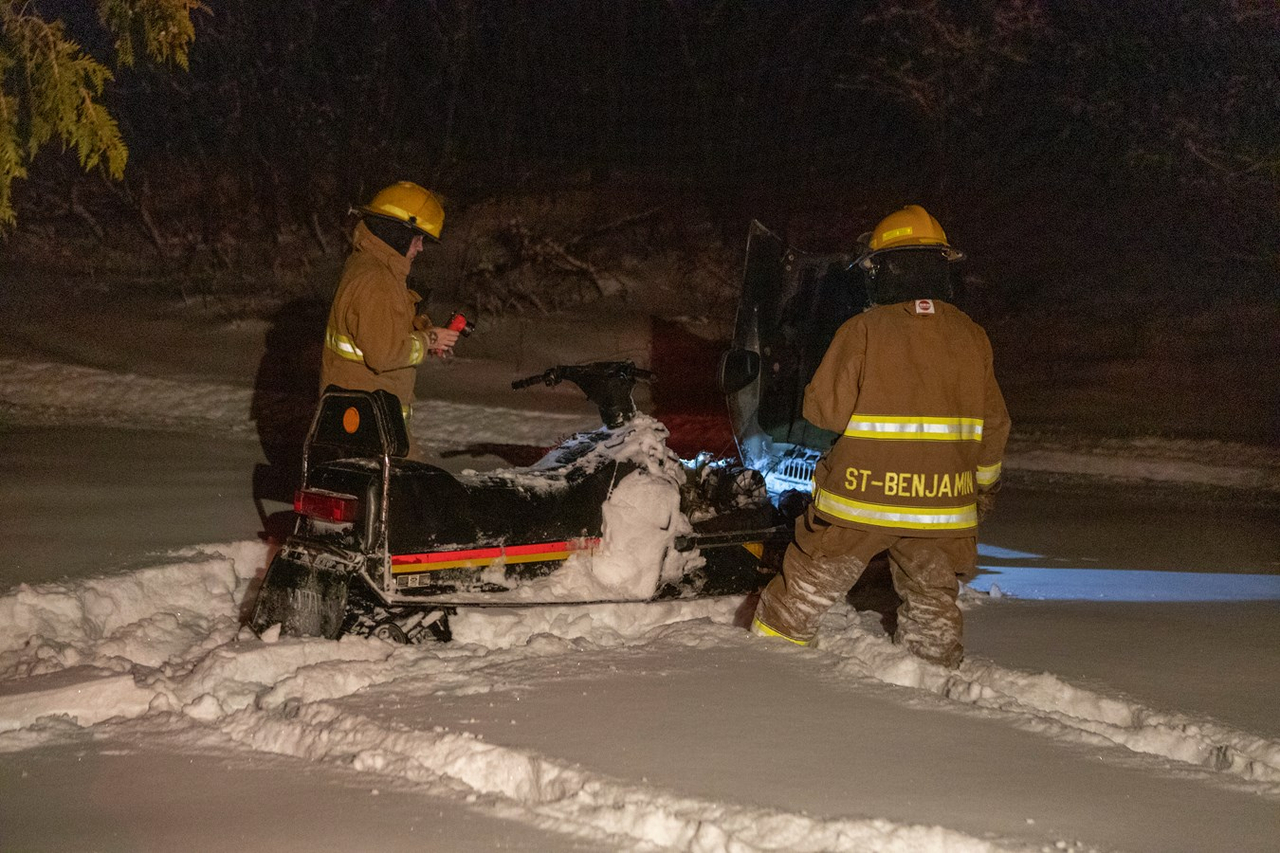 Un incendie de motoneige et une sortie de route cette fin de semaine
