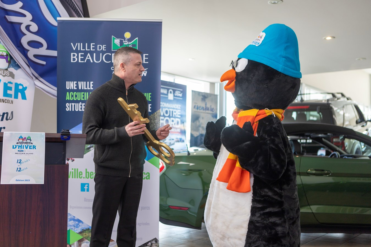 Serge Vallée, DG de la ville de Beauceville remettant la clé de la ville a Nouki