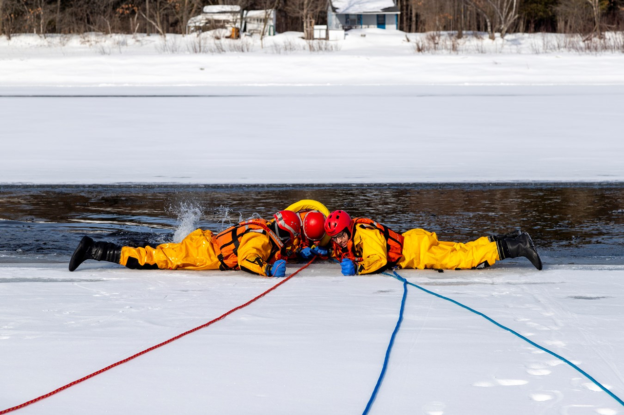 Les pompiers de Scott sur la glace!