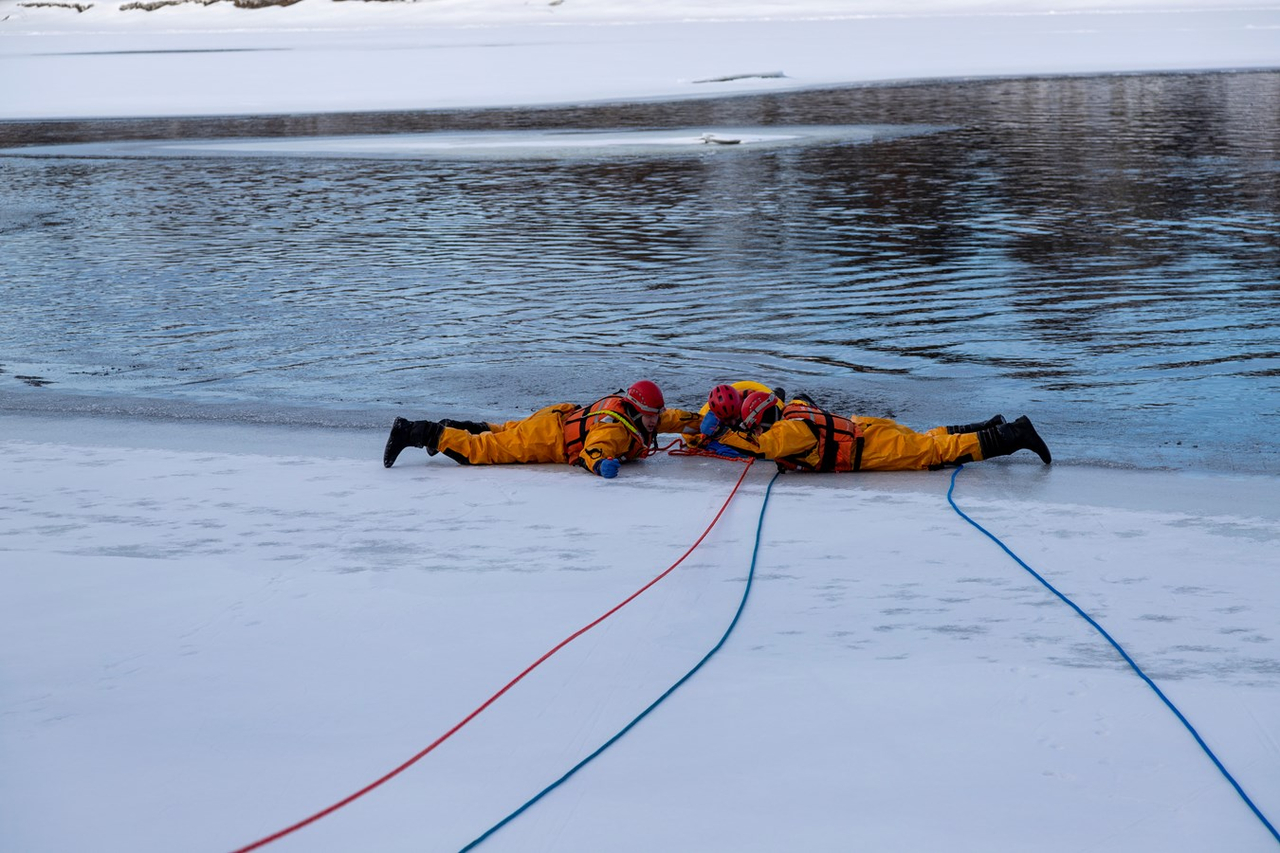 Les pompiers de Scott sur la glace!