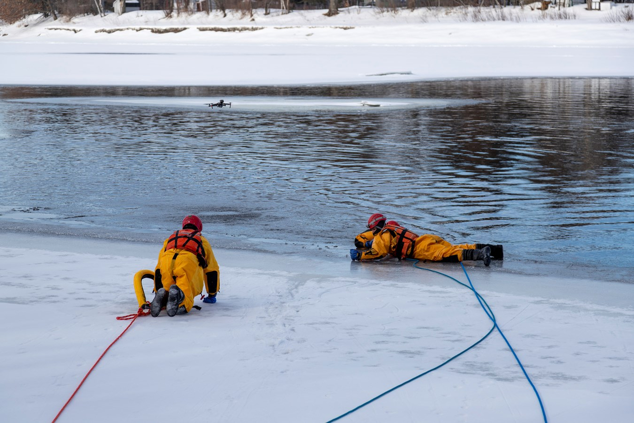 Les pompiers de Scott sur la glace!