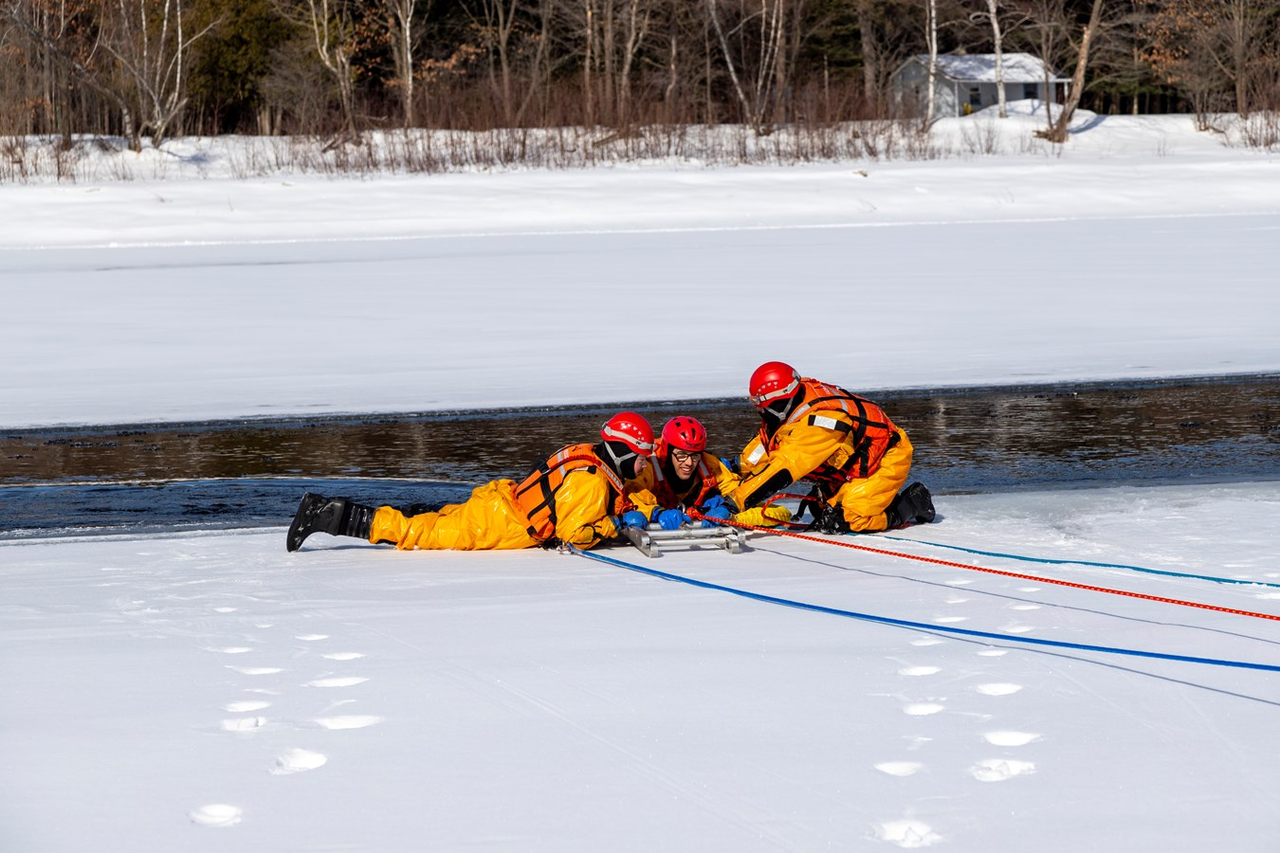 Les pompiers de Scott sur la glace!