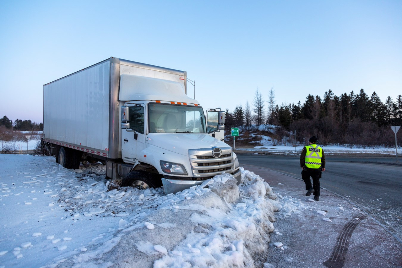 Un camion termine sa route sur le giratoire de l'autoroute 73