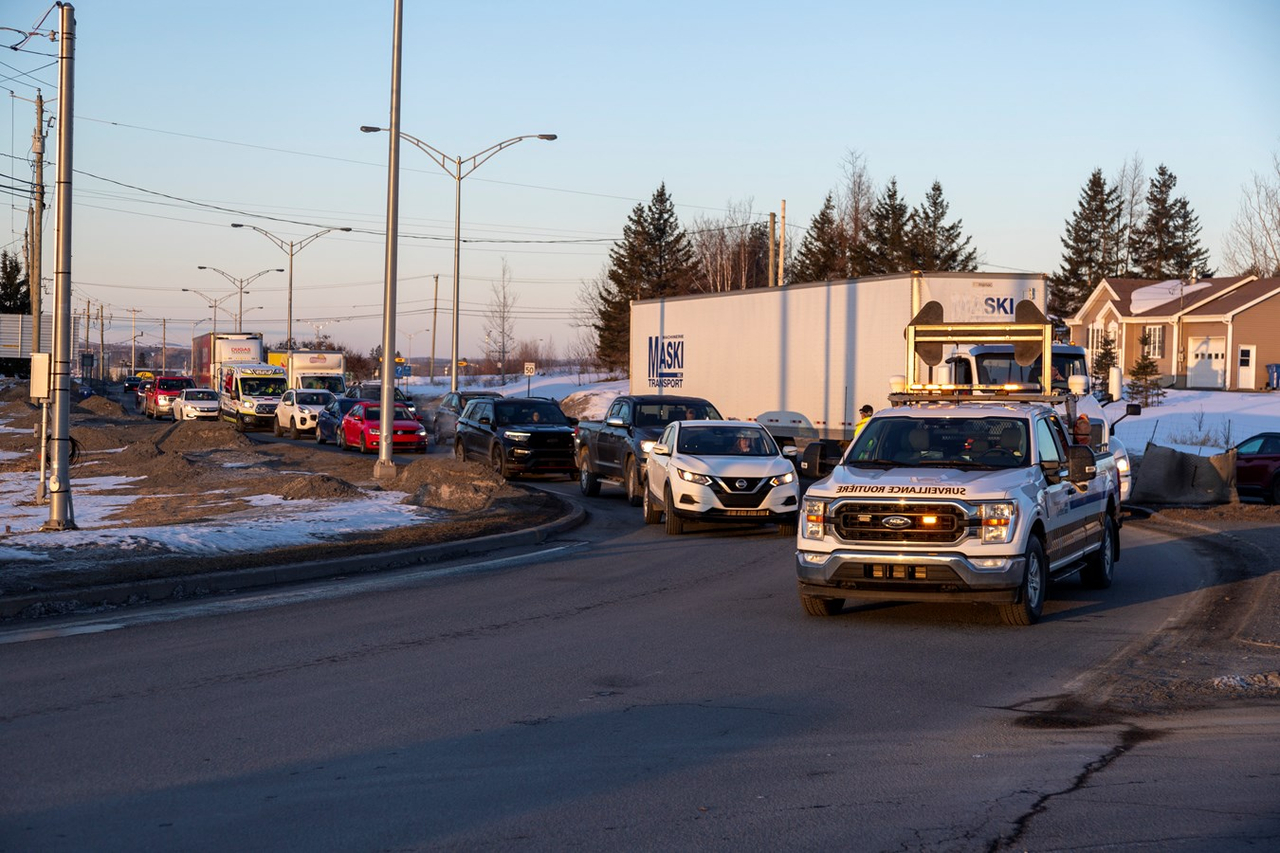 Un camion termine sa route sur le giratoire de l'autoroute 73