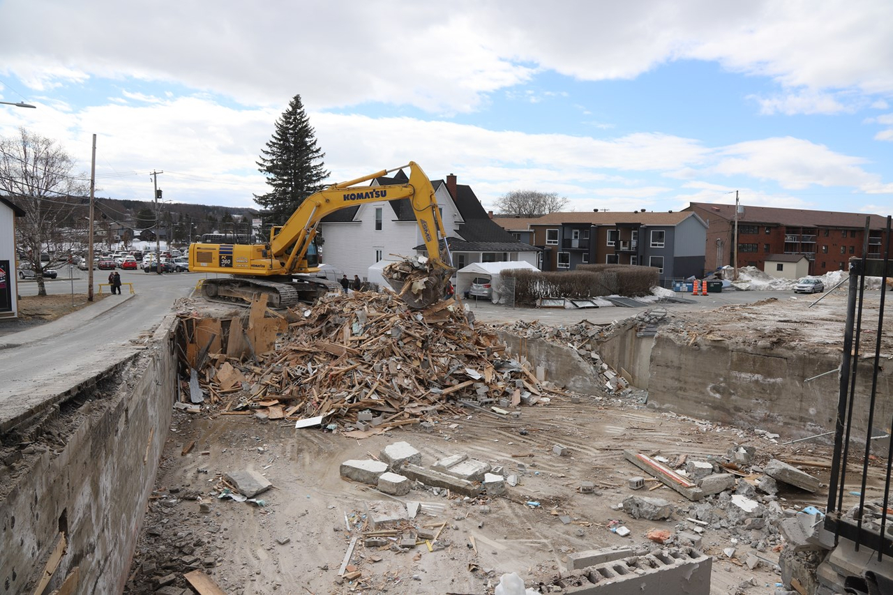 Saint-Georges: l'immeuble du 11 289 sur la 1re Avenue est démoli