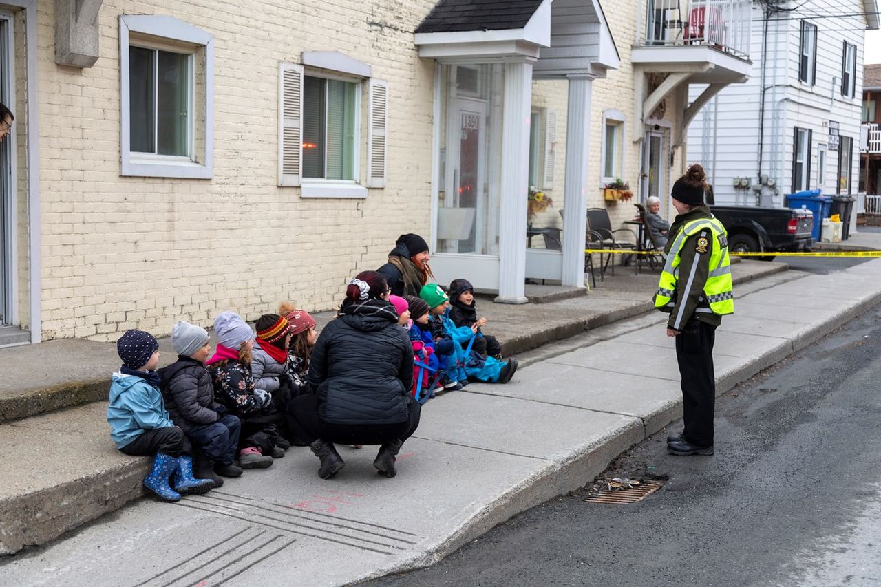 Les enfants du Centre de la Petite Enfance Panta-Mousse ont profité de l'occasion pour observer les pompiers à l'oeuvre.