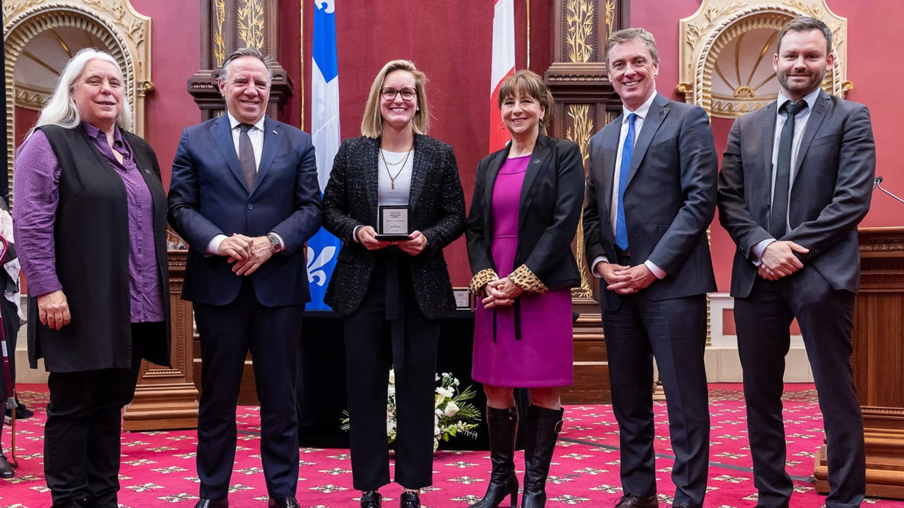 Au centre, Marie-Philip Poulin, flanquée du Premier ministre du Québec, François Legault, et de la présidente de l'Assemblée nationale, Nathalie Roy, en présence des chefs des autres partis, Manon Massé, Marc Tanguay, et Paul St-Pierre Plamondon.