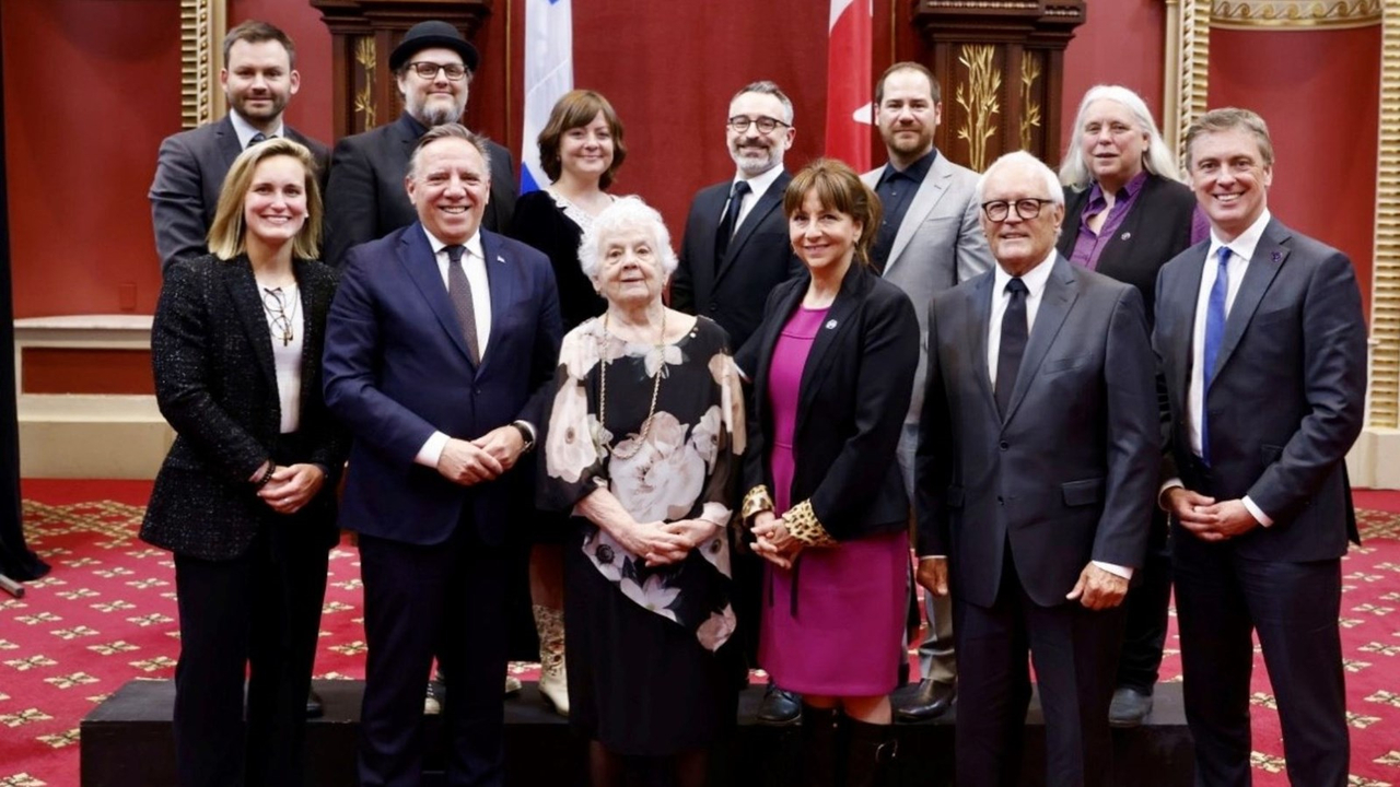 De gauche à droite, première rangée : Mme Marie-Philip Poulin, M. François Legault, Mme Micheline Dumont, Mme Nathalie Roy, M. Claude Raymond, M. Marc Tanguay
Deuxième rangée : Paul St-Pierre Plamondon, Karl Tremblay, Marie-Annick Lépine, Jean-François Pauzé, Jérôme Dupras, Manon Massé.