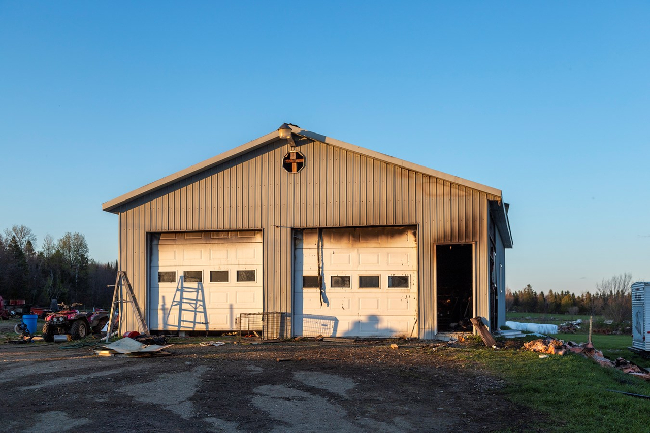 Feu de garage à Saint-Jules
