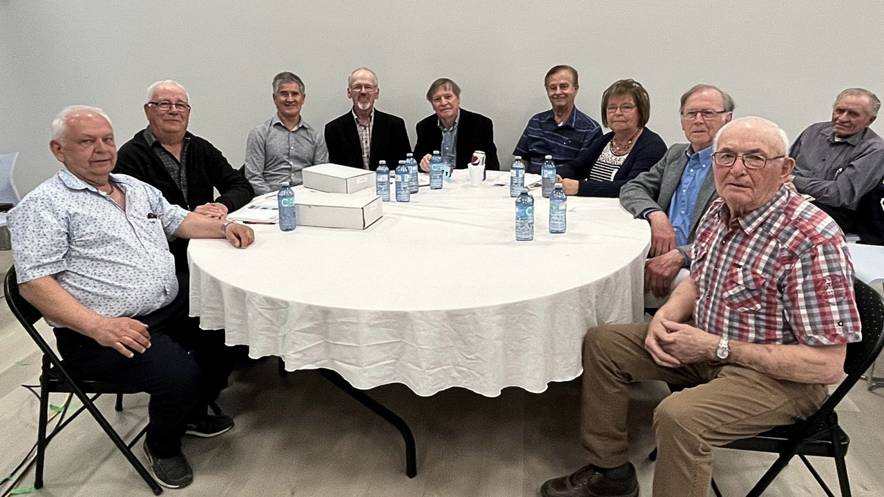 Les pionniers présents à la cérémonie hommage, de gauche à droite, Mario Quirion, André Lantagne, Simon Rodrigue, Carol Fortin, Raymond Racine, Lise Morin-Guay (avec son conjoint), Marcel Giguère et Robert Paquet.