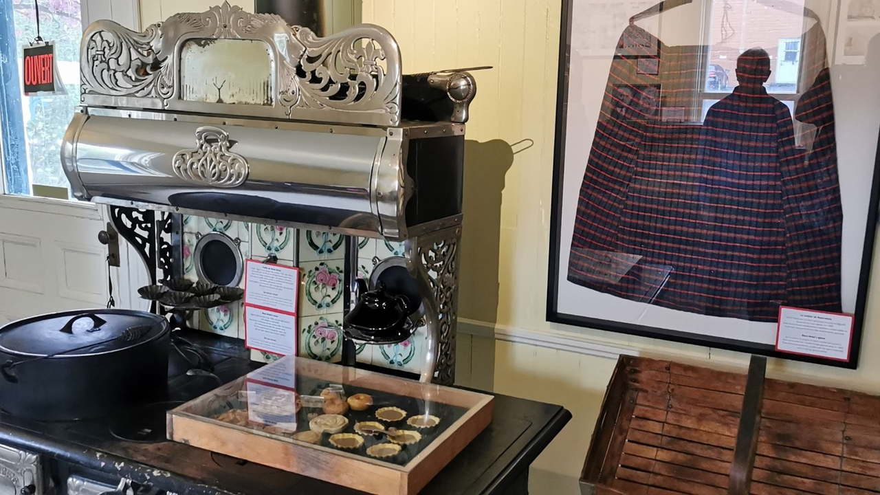 Le tablier de la fondatrice et âme dirigeante de la Boulangerie Vachon, Rose-Anna Giroux, est maintenant bien en vue à côté de la cuisinière à bois.