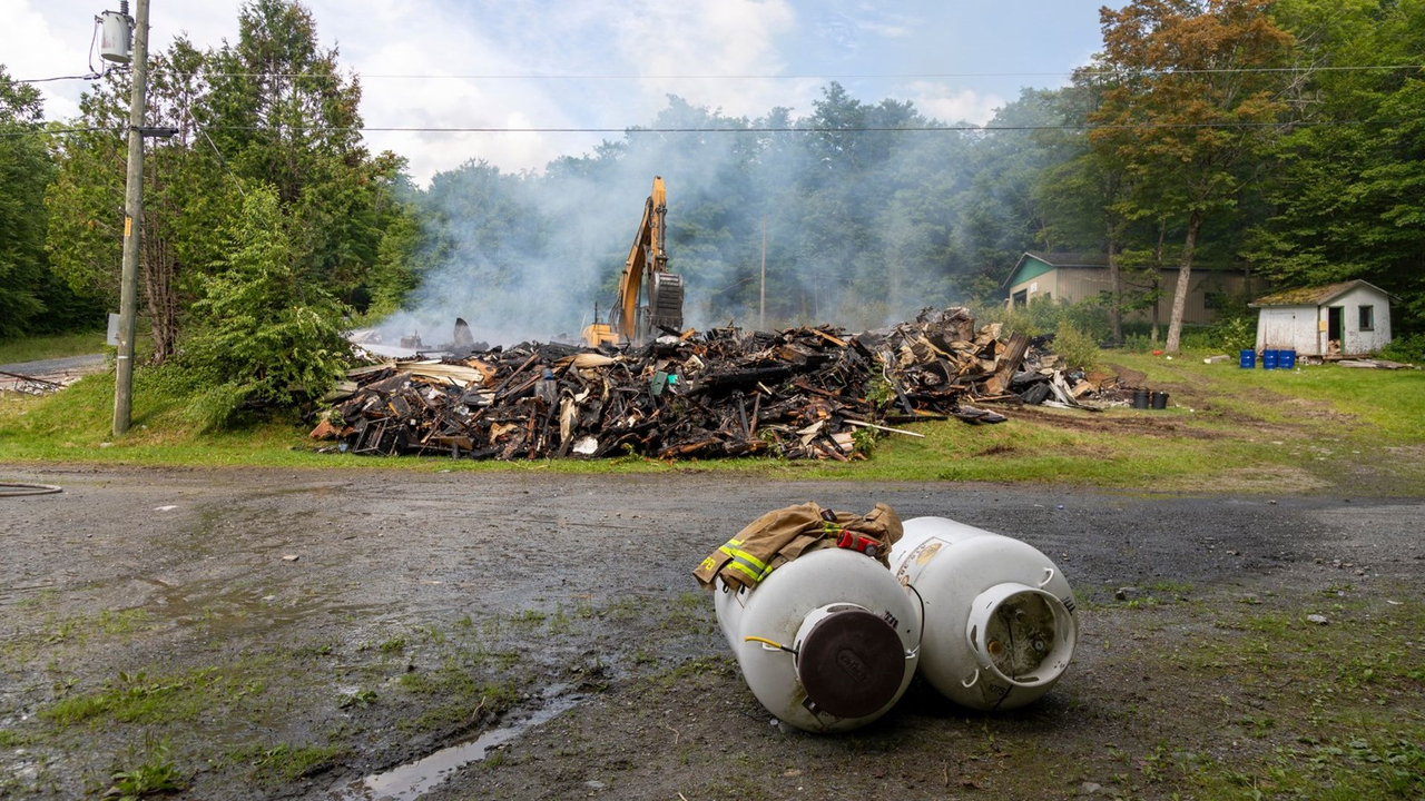 Un bâtiment rasé par les flammes à Saint-Zacharie