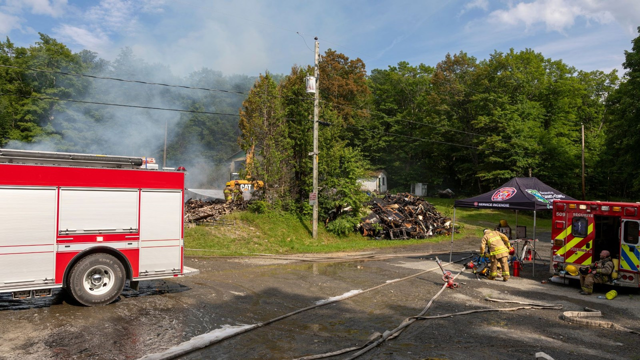 Un bâtiment rasé par les flammes à Saint-Zacharie