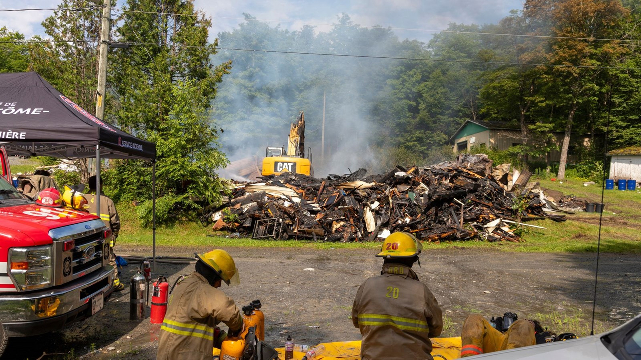 Un bâtiment rasé par les flammes à Saint-Zacharie