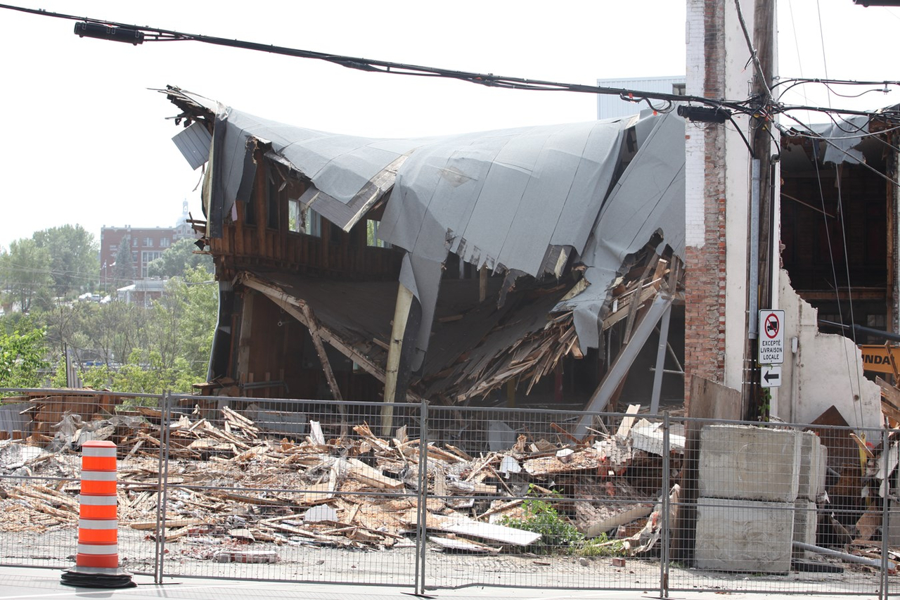 La démolition des bâtiments de la 120e rue a débuté