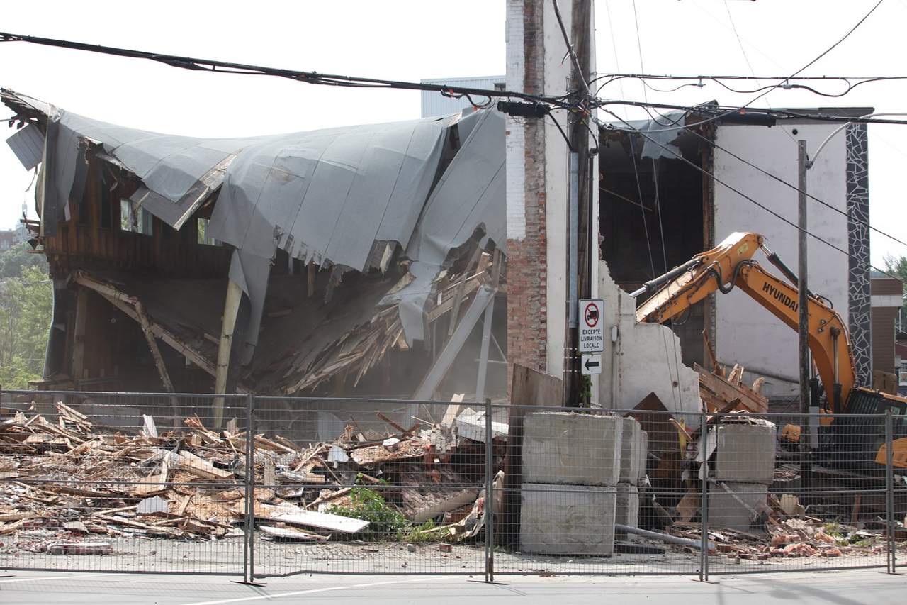 La démolition des bâtiments de la 120e rue a débuté
