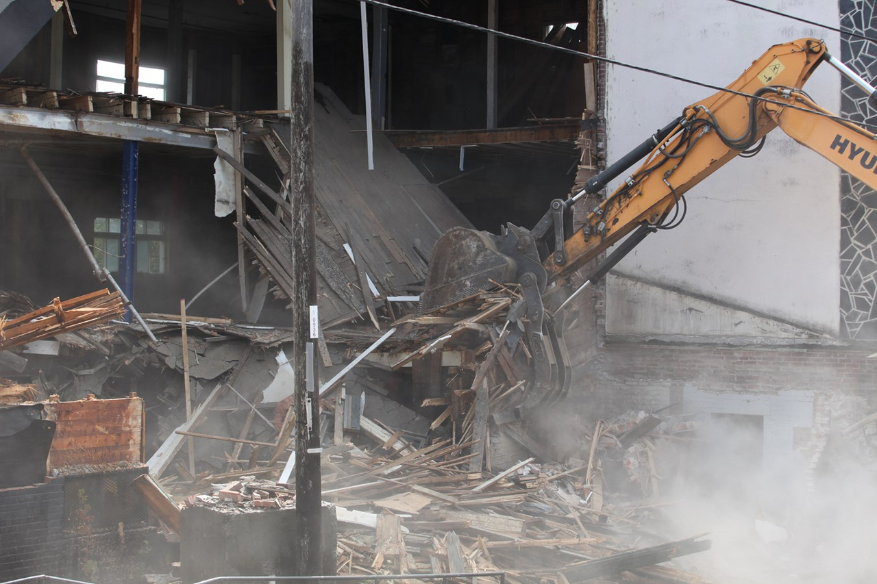 La démolition des bâtiments de la 120e rue a débuté