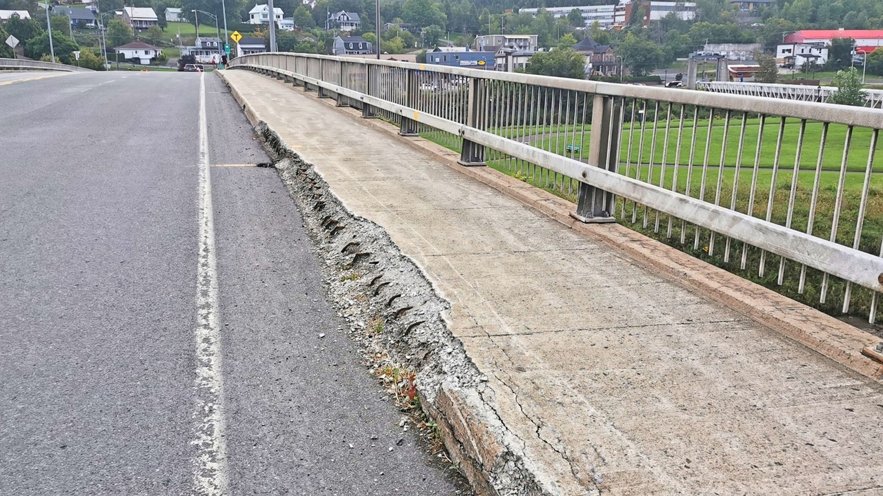 Pont de Beauceville: le MTQ réparera les trottoirs cet automne