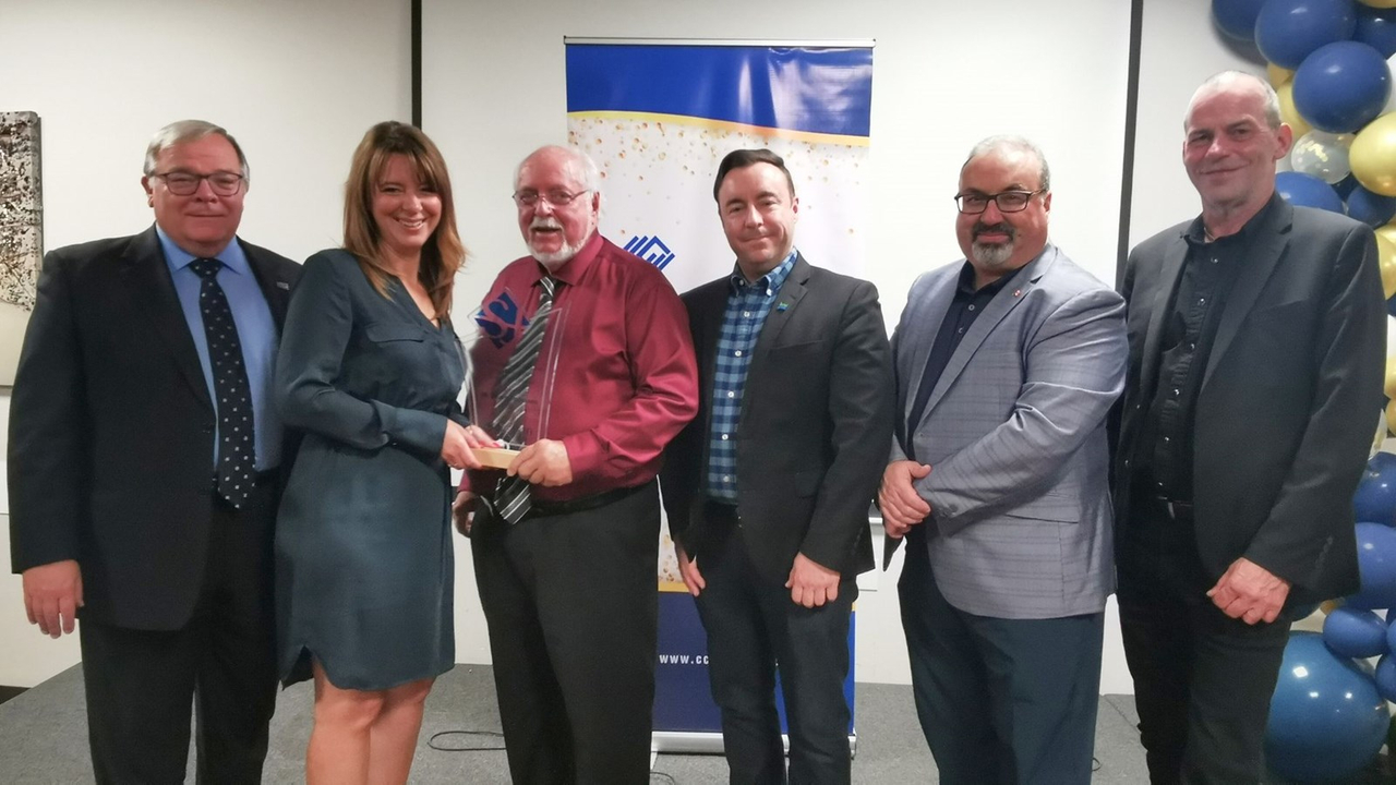 Louis Jacques au centre, entouré du député de Beauce-Nord, Luc Provençal, de la présidente de la Chambre de commerce et d’industrie de Saint-Joseph-de-Beauce, Annick Gagnon, du préfet de la MRC Beauce-Centre, Jonathan V Bolduc, du représentant du député fédéral de Beauce Richard Lehoux, Stéphane Poulin, et du maire de Saint-Joseph-de-Beauce, Serge Vachon.