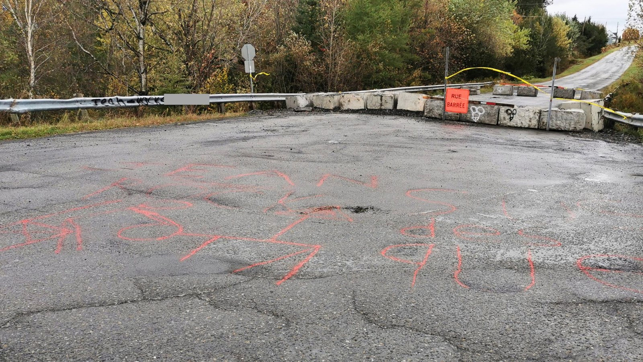 Samedi, on pouvait voir des graffitis d'insultes envers le maire, Jean-Roch Veilleux.
