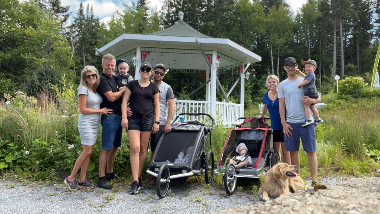 C'est en famille que Paul-André Lehoux entend opérer le Domaine à l'Héritage. On le voit entouré ici de sa conjointe, Valérie Pouliot, de ses deux filles, Kate et Jodie, et de ses gendres, Pierre-Luc Camiré et Simon Cliche.