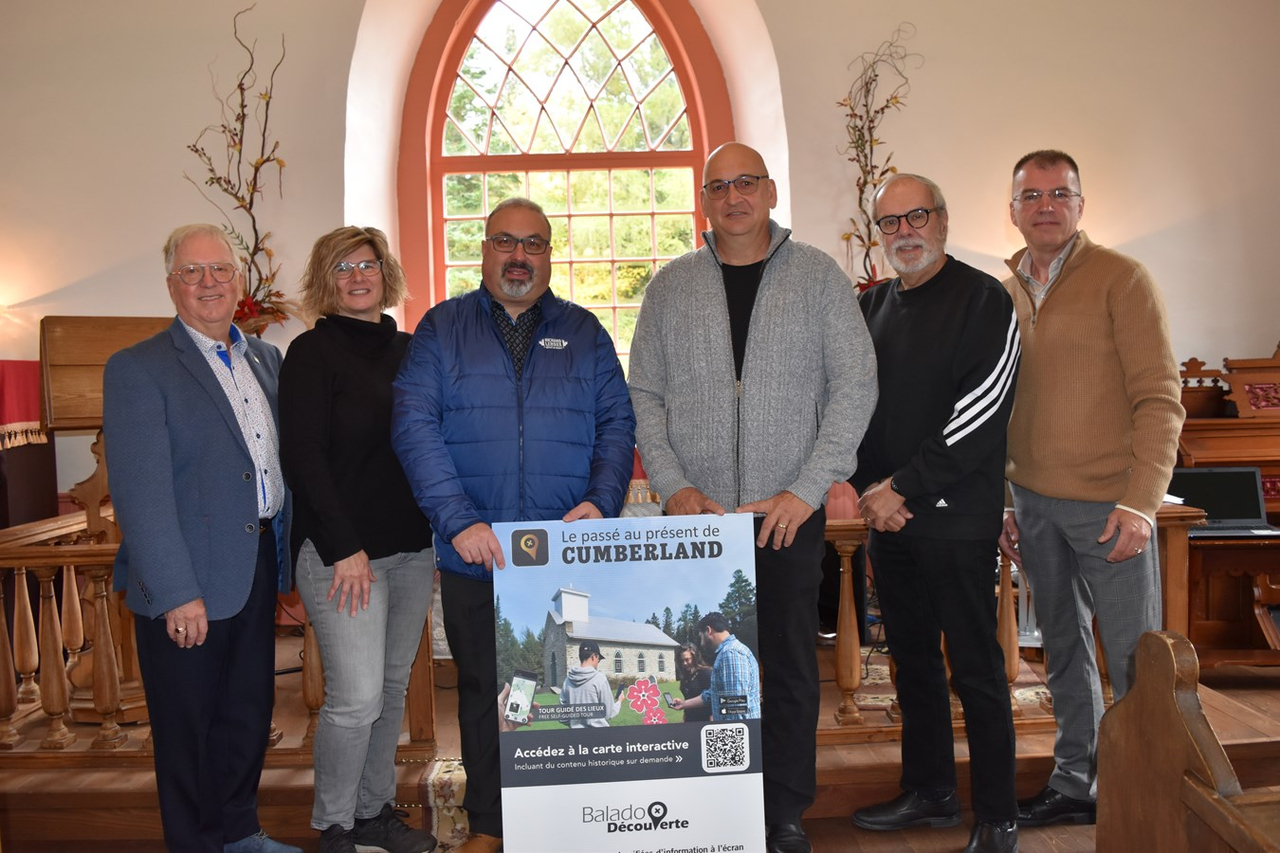 De gauche à droite : Yvan Poulin, président de la Corporation de conservation du patrimoine de St-Simon-les-Mines, Pascale Dupont,  agente de développement culturel et communication de la MRC de Beauce-Sartigan, Stéphane Poulin, représentant du député fédéral de Beauce, André Lapointe, maire de St-Simon-les-Mines, Claude Morin, président de Destination Beauce et maire de ville de St-Georges, Julien Rodrigue, secrétaire de la Corporation et principal responsable du projet de balado.