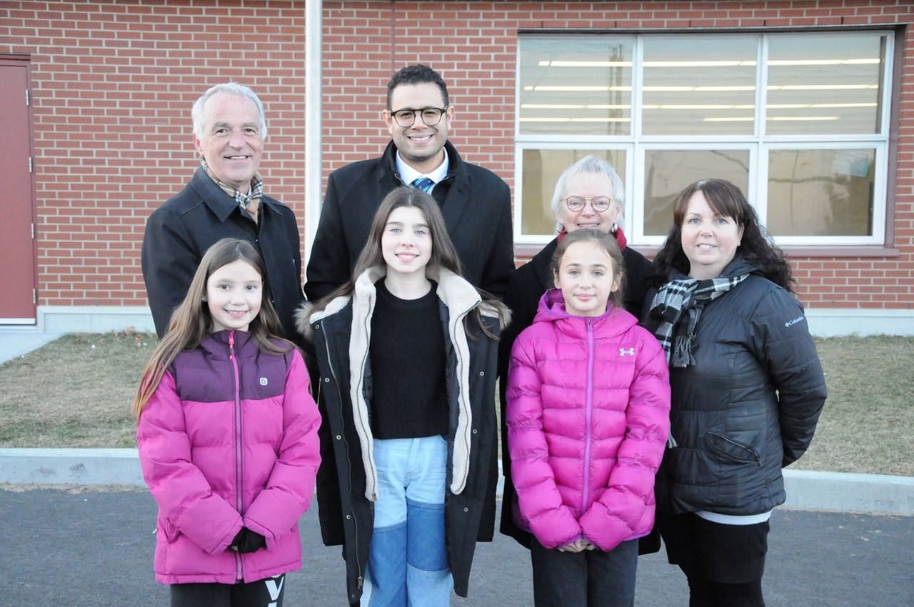 En haut de gauche à droite: Fabien Guiguère, directeur général du CSSBE, Samuel Poulin, député de Beauce-Sud, Céline Veilleux, mairesse de Saint-Benjamin et Isabelle Roy, directrice de l'école la Tourterelle