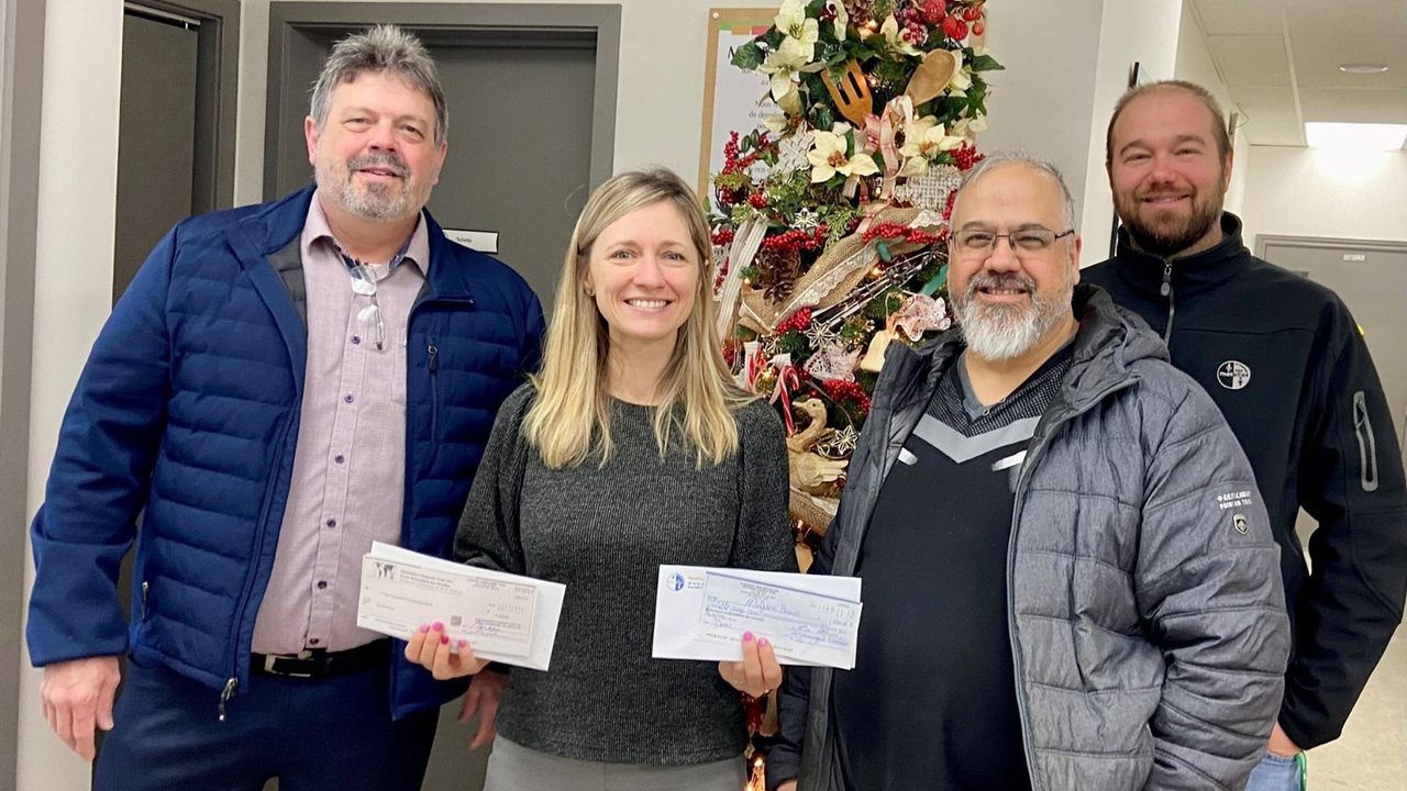 De gauche à droite, le coordonnateur de la région de Québec, Chaudière-Appalaches, Mauricie, Saguenay-Lac-Saint-Jean, Pascal Loignon, la directrice générale de Moisson Beauce, Marie Champagne, le président de la section locale 9153, Éric Filion, et son vice-président, Pier-Alain Larivière.