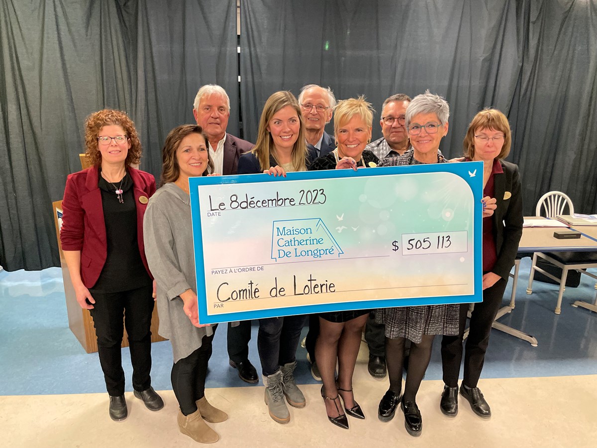 De gauche à droite : les membres du comité de loterie : Caroline Mercier, Jacinthe Gagné, Léon Drouin (responsable du comité, président du C. A.), Marie-Claire Filion (présidente, Industrie Bourgneuf et présidente d'honneur 2023), Bernard Poulin, Marie-Josée Gamache (directrice générale), Normand Rodrigue, Gaétane Veilleux et Nathalie Naud.  Absente sur la photo, Julie-Maude Coutellier Bilodeau
