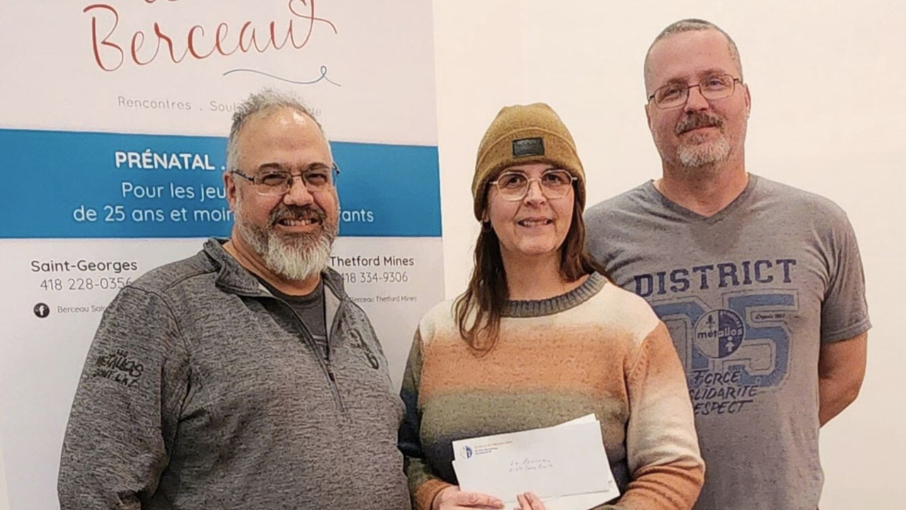 On voit ici, lors de la remise, le président de la section locale 9153 des Métallos, Éric Filion, la coordonnatrice de l'organisme Le Berceau, Tania Poulin et le président de la section locale 9471 chez Manac, Régis Fortin.