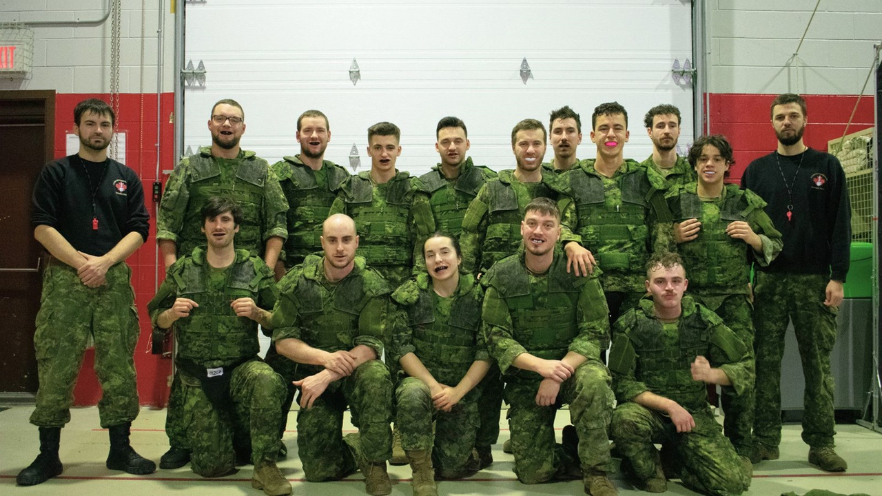 Des membres du Régiment de la Chaudière s'exercent au combat