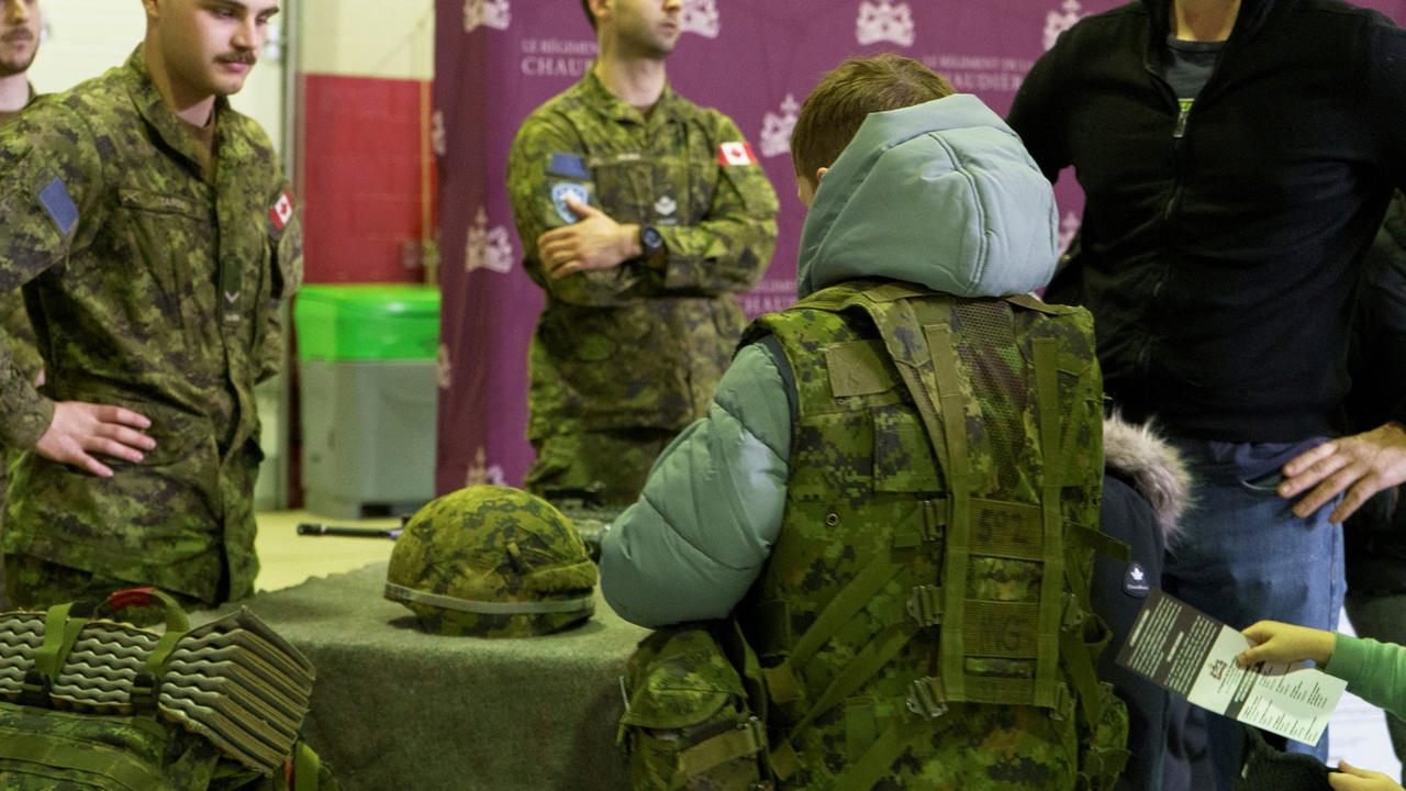 Les citoyens en visite au manège militaire de Beauceville