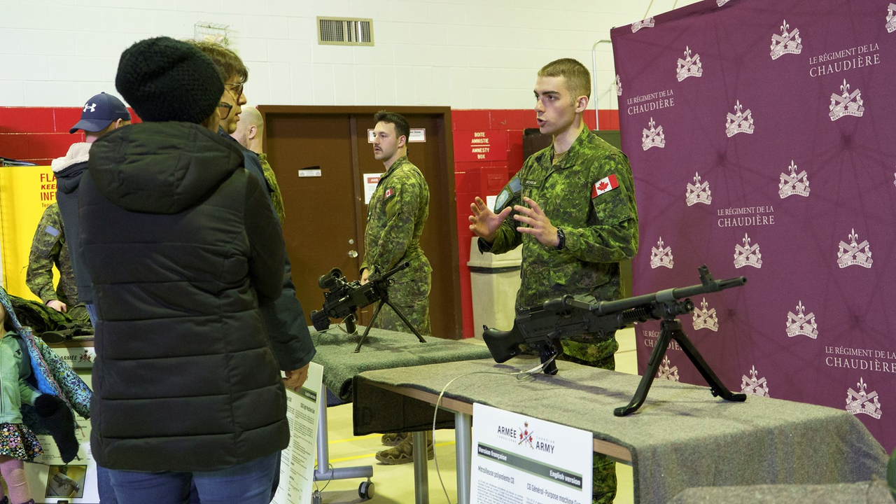 Les citoyens en visite au manège militaire de Beauceville