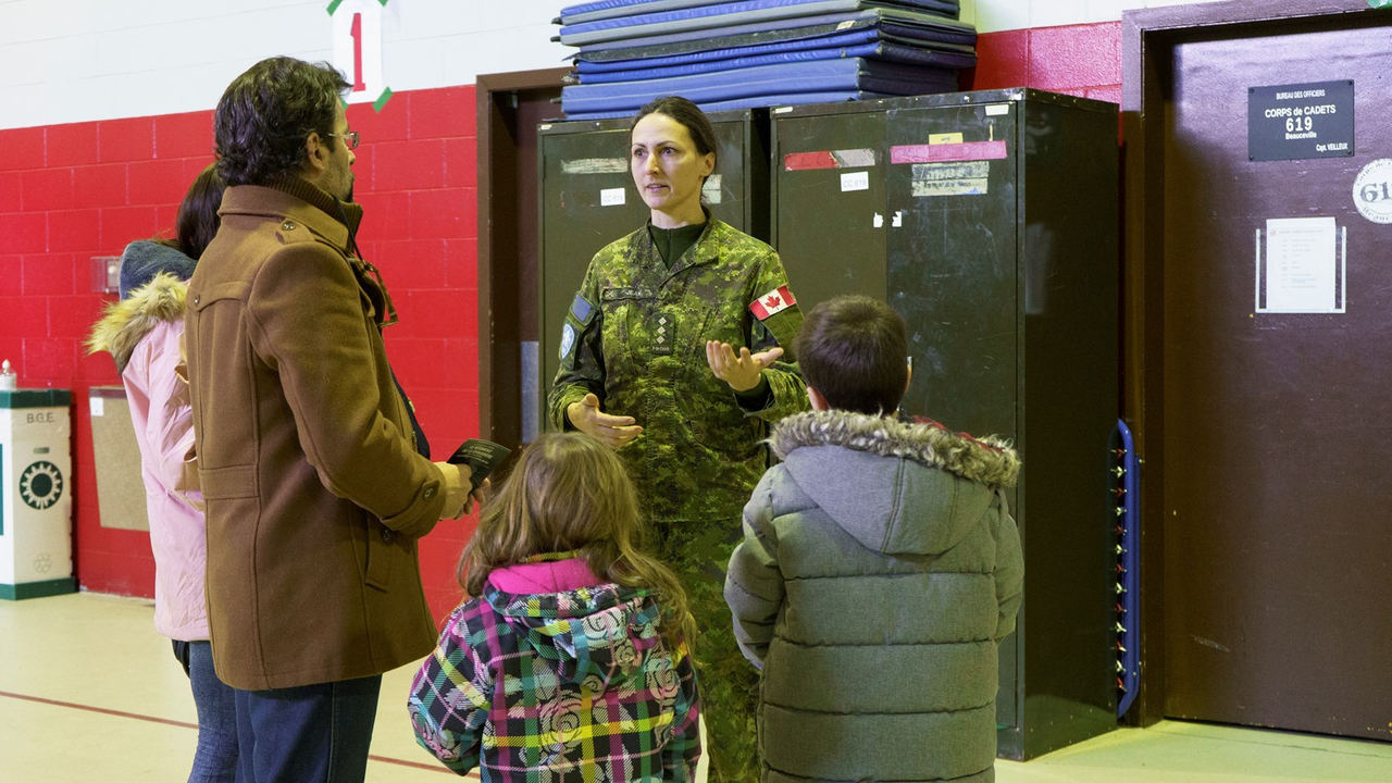 Les citoyens en visite au manège militaire de Beauceville