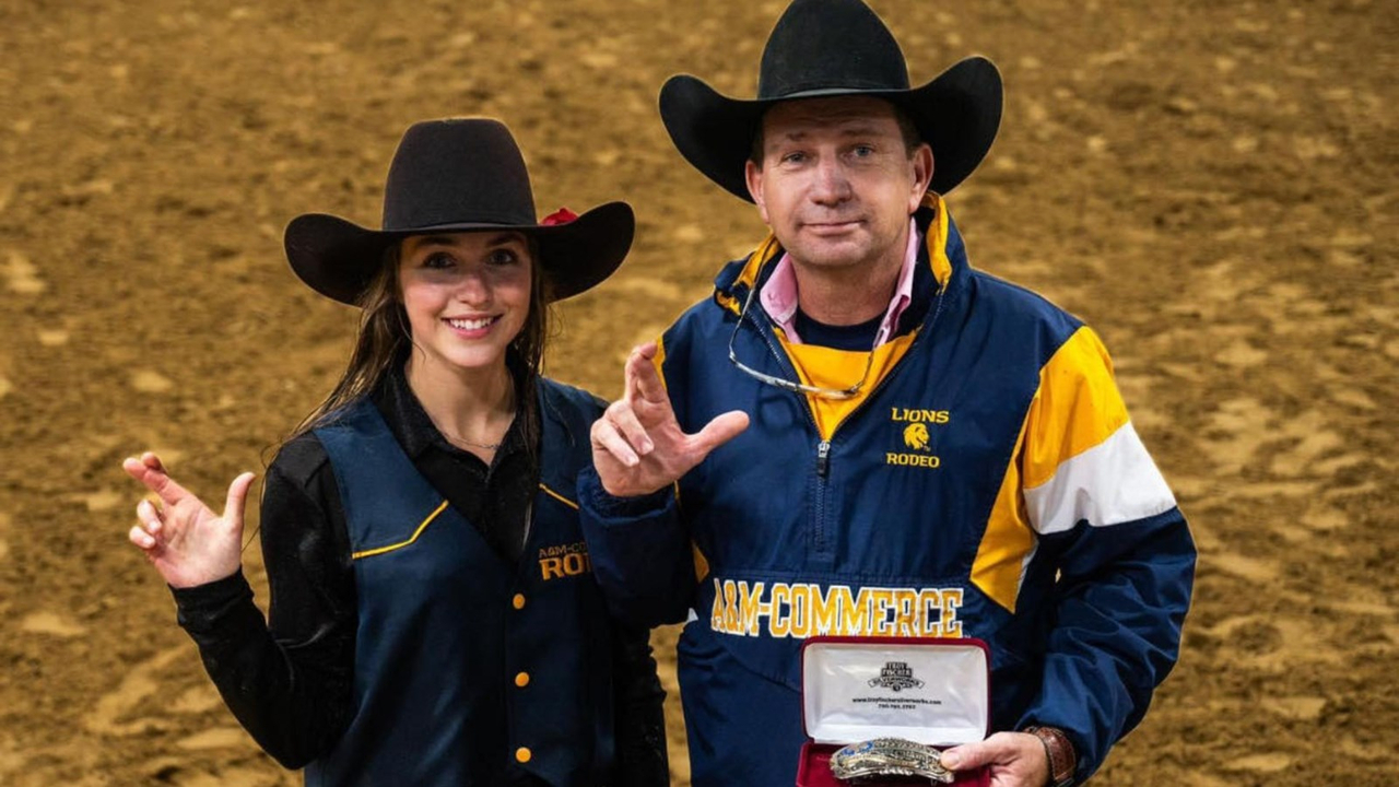 Océane avec son entraîneur, Dameon White, de l'Université de Texas A&M, où elle étudie depuis deux ans.