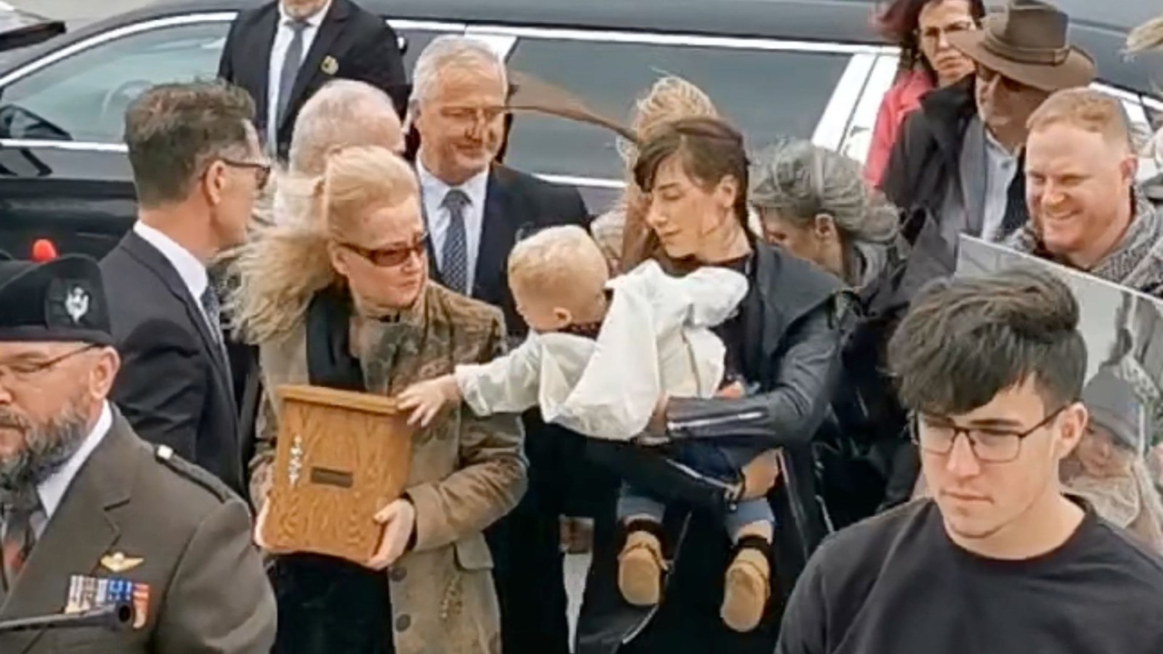 Le dernier toucher du fiston à son père...