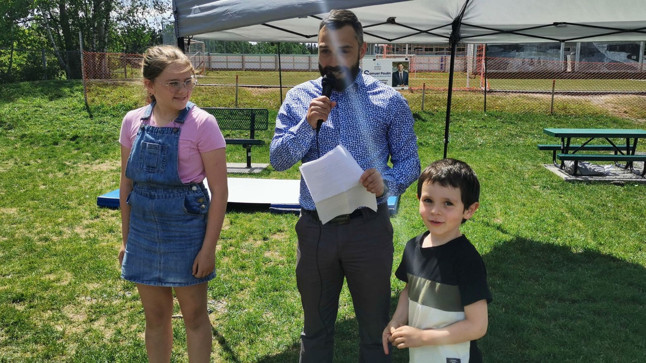 Les élèves avaient délégué Marie-Laurence Gareau (6e année) et Dimitry Poulin (maternelle 5 ans) pour donner leur appréciation de la nouvelle cour d'école. On les voit en compagnie de l'enseignant Guillaume Poulin.